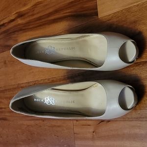 Peep toe platform pumps